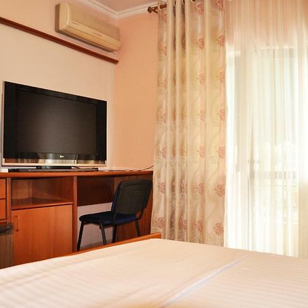 Lugano Hotel Tirana Exterior foto