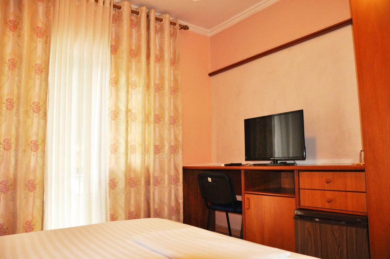 Lugano Hotel Tirana Exterior foto